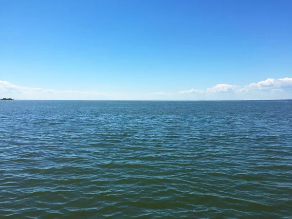 Mer Bleue Avec Petites Vagues Grand Lac Ciel Bleu Clair — Photo