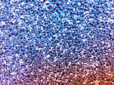 Küçük çakıl ilginç bir doku ile gri beton duvar. Bir renk spot tarafından vurgulanır. Sahilde çakıl taşı etkisi. Kopya alanı. Arka plan ve doku.