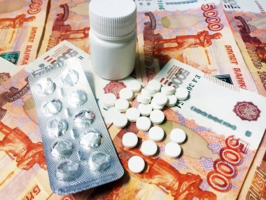 5.000 Rus rublesi banknotlar bir arka plan üzerinde çeşitli ilaç tabletleri. Sağlık. Yukarıdan görüntüleyin. Close.