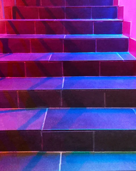 Высокая Лестница Комнате Ступеньки Отделаны Темной Плиткой Подсветка Цветовых Прожекторов — стоковое фото