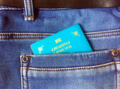 Pas občana Republiky Kazachstán v kapse pánských džínů. Dokumenty v kapse. Close-up.