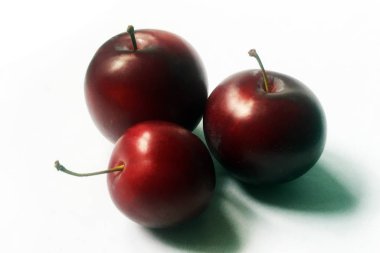 Beyaz bir arka plan üzerinde olgun sulu erik. Yakın çekim, izole.