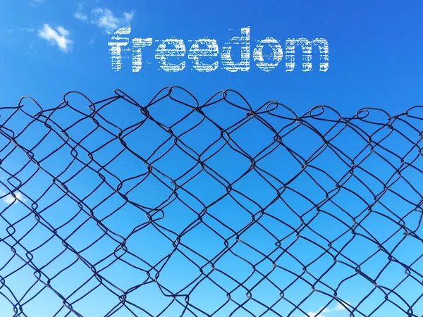 Fémháló Kerítés Mögötte Egy Ragyogó Kék Eget Közeli Felirat Szabadság — Stock Fotó
