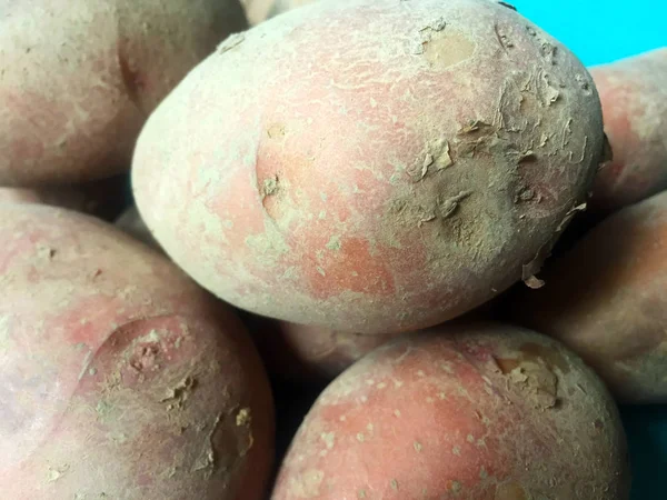 Knollen Großer Neuer Kartoffeln Auf Schlichtem Blauem Hintergrund Nahaufnahme — Stockfoto