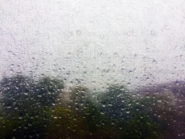 Σταγόνες Από Βροχή Στο Γυαλί Σύννεφα Και Πράσινα Δέντρα Έξω — Φωτογραφία Αρχείου