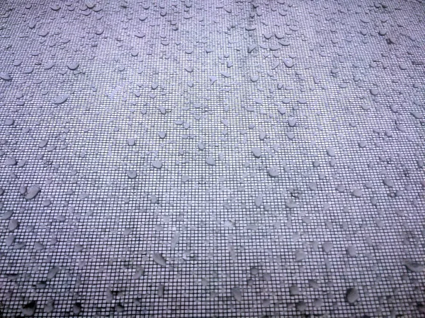 Moskitonetz Fenster Tropfen Vom Regen Auf Das Glas Wolken Vor — Stockfoto