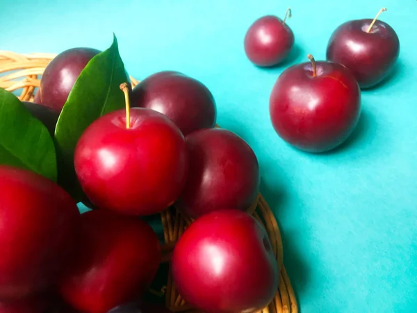 Ripe Juicy Plums Wooden Wicker Structure Thin Branches Green Leaves — Stock Photo, Image