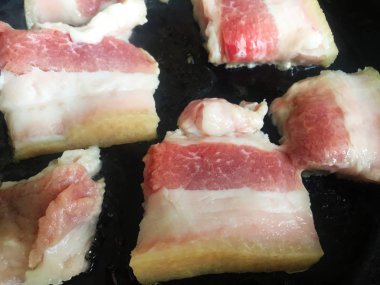 Tavada iştah açıcı pastırma. Et tabakası ile pastırma parçaları. Country tarzı. Yakın çekim, üst görünüm.