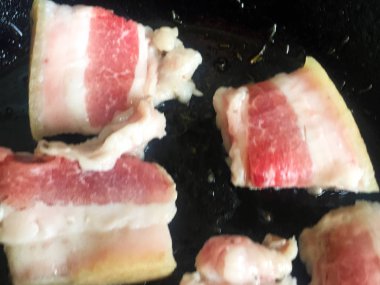 Tavada iştah açıcı pastırma. Et tabakası ile pastırma parçaları. Country tarzı. Yakın çekim, üst görünüm.