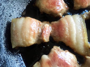 Tavada iştah açıcı pastırma. Et tabakası ile pastırma parçaları. Country tarzı. Yakın çekim, üst görünüm.