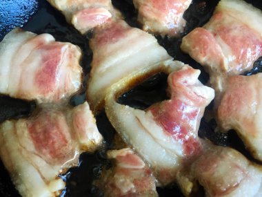 Tavada iştah açıcı pastırma. Et tabakası ile pastırma parçaları. Country tarzı. Yakın çekim, üst görünüm.