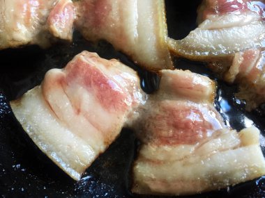 Tavada iştah açıcı pastırma. Et tabakası ile pastırma parçaları. Country tarzı. Yakın çekim, üst görünüm.