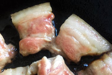 Tavada iştah açıcı pastırma. Et tabakası ile pastırma parçaları. Country tarzı. Yakın çekim, üst görünüm.