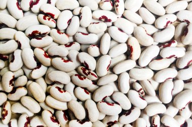 Sade bir ışık arka plan üzerinde soyulmuş beyaz fasulye. Close. Arka plan ve doku.