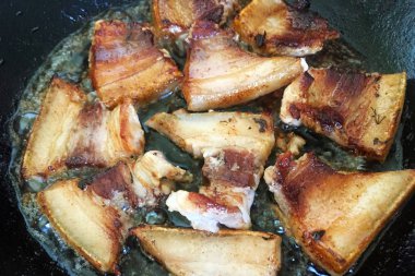 Tavada iştah açıcı pastırma. Et tabakası ile pastırma parçaları. Country tarzı. Yakın çekim, üst görünüm.