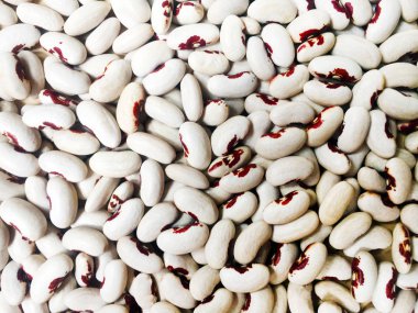 Sade bir ışık arka plan üzerinde soyulmuş beyaz fasulye. Close. Arka plan ve doku.