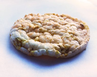 Karamel tanelerinden yapılan lezzetli gevrek dilimler. Sağlıklı yaşam tarzı, doğru beslenme. Beyaz arka planda yakın çekim.