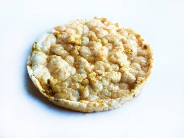 Karamel tanelerinden yapılan lezzetli gevrek dilimler. Sağlıklı yaşam tarzı, doğru beslenme. Beyaz arka planda yakın çekim.