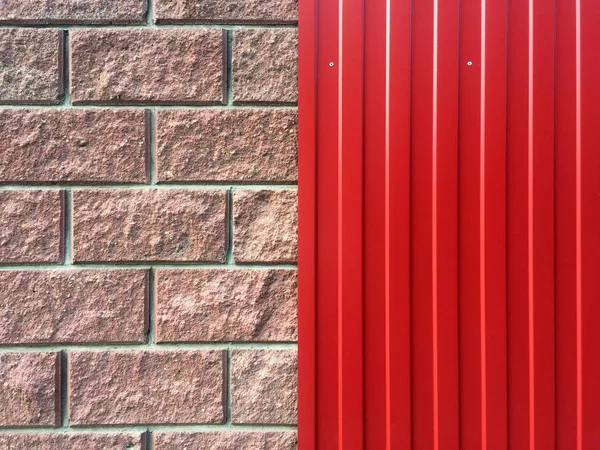 Neuer Roter Metallzaun Und Teil Einer Steinmauer Hintergrund Und Textur — Stockfoto