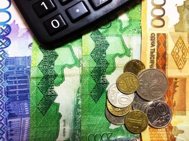 1000, 2000 ve 10000 Kazakistan tenge mezheplerinde banknotlar, bir arka plan olarak masada, 1, 5, 10, 20, 50 ve 100 Kazakistan tenge ve siyah bir hesap makinesi sikke. Close.