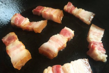 Tavada iştah açıcı pastırma. Et tabakası ile pastırma parçaları. Country tarzı. Yakın çekim, üst görünüm.