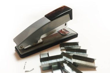 Ofis kırtasiye siyah zımba ve metal zımba ofis beyaz bir arka plan üzerinde. Close.