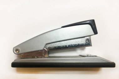 Beyaz arka planda ofis kırtasiye siyah zımba. Close.