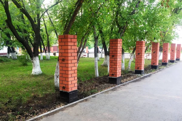 Colunas Tijolos Vermelhos Começa Construir Uma Cerca Parque Tijolos — Fotografia de Stock