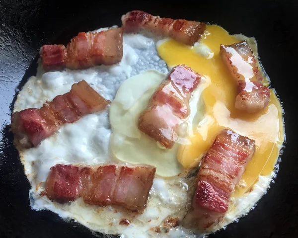 Frito Tocino Apetitoso Con Huevos Una Sartén Trozos Tocino Con — Foto de Stock