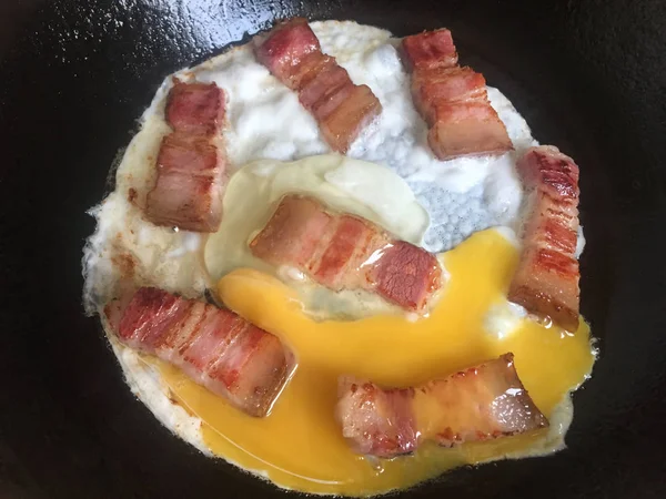 Frito Tocino Apetitoso Con Huevos Una Sartén Trozos Tocino Con — Foto de Stock