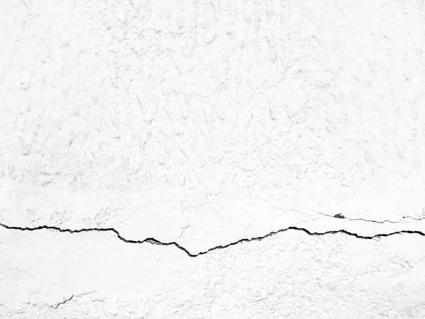 Una Gran Grieta Una Pared Hormigón Pintado Blanco Primer Plano — Foto de Stock