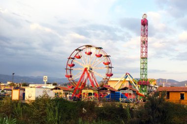 Bir dönme dolap ve mesafe konumlar ile Park.