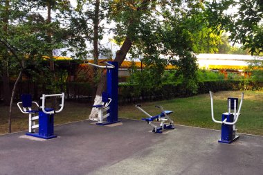 Evin avlusuna veya parkta egzersiz makineleri ile spor zemin. Close.