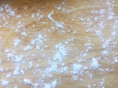 Ahşap masa un serpilir. Close. Arka plan ve doku.