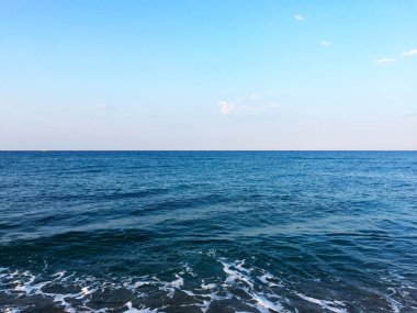 Güzel derin deniz. Akdeniz'de bir gemi veya yat ta yolculuk. Skyline.