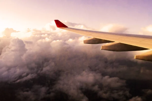 Repülőgép Szárny Ablakon Egy Megvilágító Repülő Magasan Felhők Felett Közeli — Stock Fotó