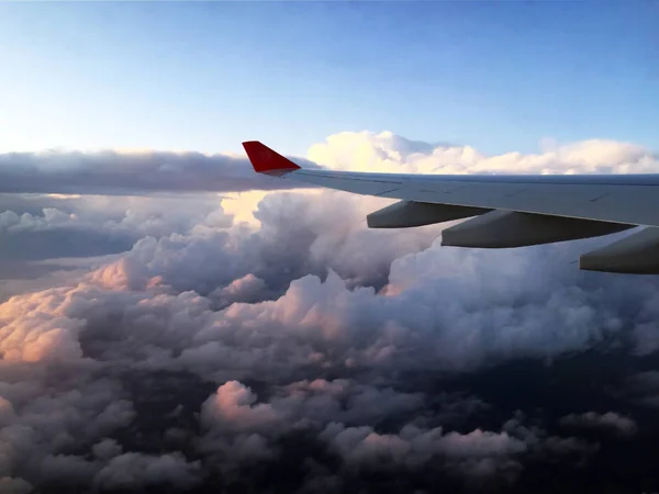 Ala Avión Desde Ventana Iluminador Volando Por Encima Las Nubes — Foto de Stock