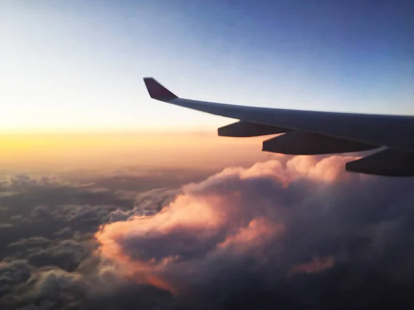 Asa Aeronave Partir Janela Iluminador Voando Alto Acima Das Nuvens — Fotografia de Stock