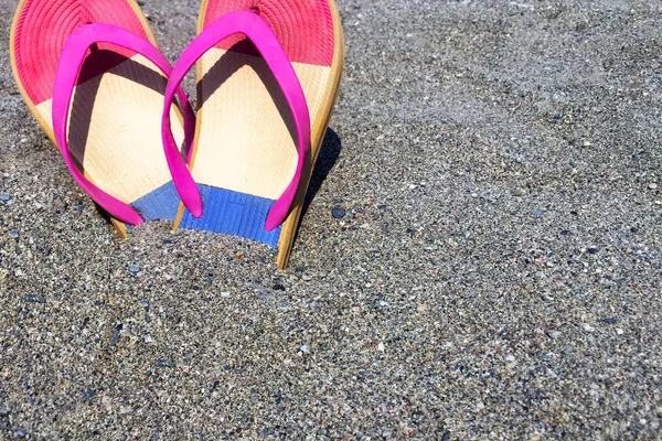 Zapatos Playa Para Mujeres Pizarras Arena Orilla Del Mar Primer — Foto de Stock