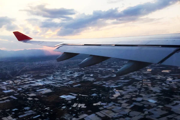 Asa Aeronave Partir Janela Iluminador Voar Sobre Cidade Close — Fotografia de Stock
