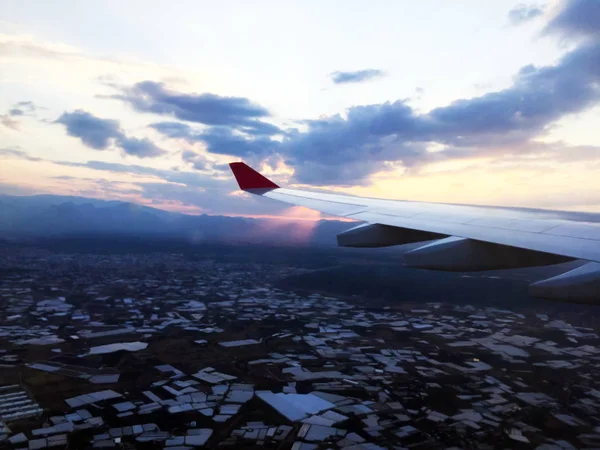 Asa Aeronave Partir Janela Iluminador Voar Sobre Cidade Close — Fotografia de Stock