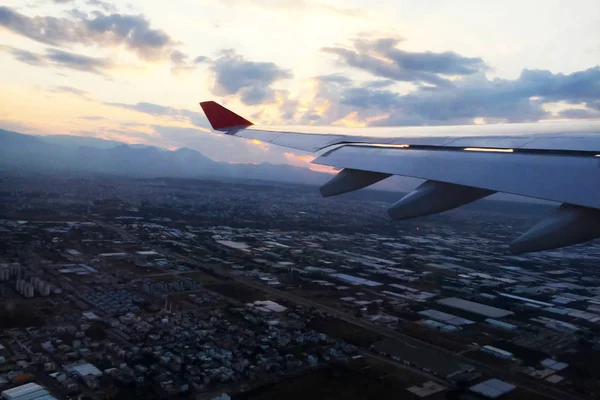Repülőgép Szárny Ablakon Egy Megvilágító Repülést Város Felett Közeli — Stock Fotó