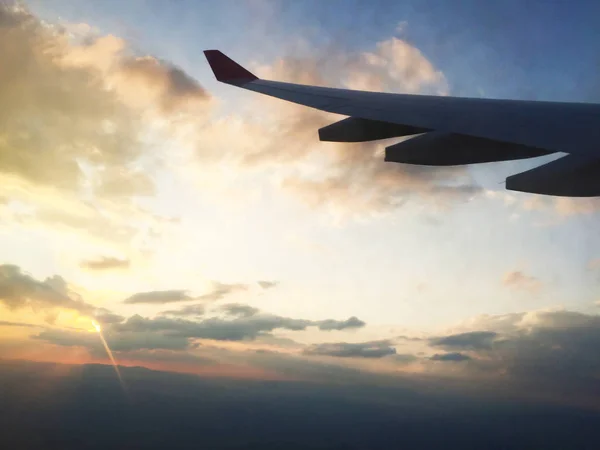 Skrzydło Samolotu Okna Oświetlacz Latanie Wysoko Nad Chmurami Zbliżenie — Zdjęcie stockowe