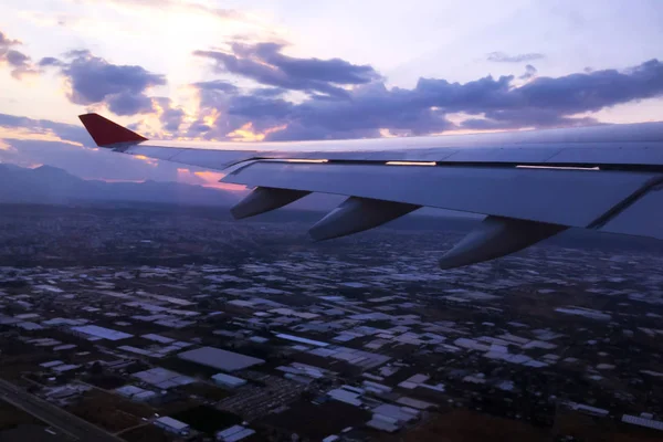 Aile Avion Par Fenêtre Illuminateur Survol Ville Gros Plan — Photo