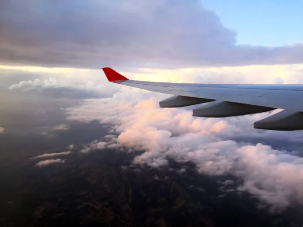 Flygplansvinge Från Fönstret Belysnings Apparat Flyg Över Staden Närbild — Stockfoto