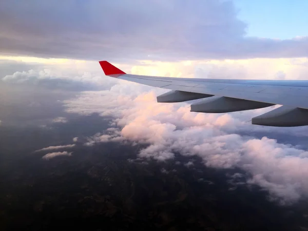 Flygplansvinge Från Fönstret Belysnings Apparat Flyg Över Staden Närbild — Stockfoto