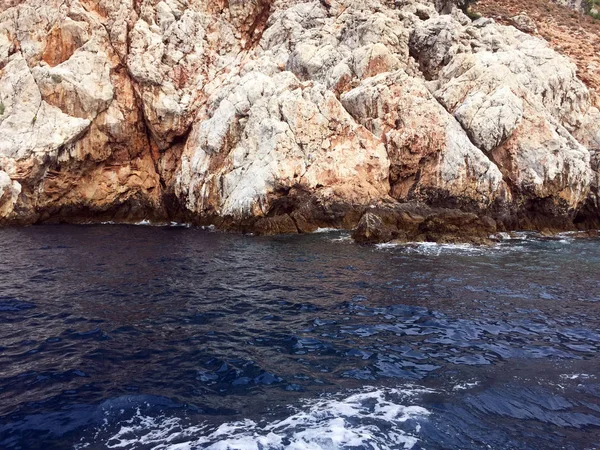 Hermoso Mar Profundo Con Pequeñas Olas Acantilados Escarpados Orillas Del — Foto de Stock