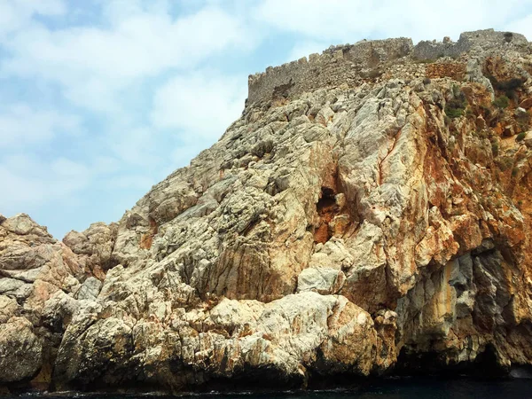 Крутые Скалы Берегу Средиземного Моря Деревьями Пещерами Морской Круиз Корабле — стоковое фото