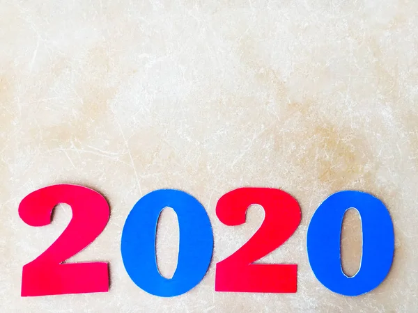 新年概念 图2020由红纸和蓝纸在桌子上 — 图库照片