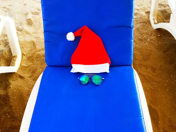 Red Santa Claus Hat Sunglasses Sunbed Beach Concept New Year — Stock Photo, Image